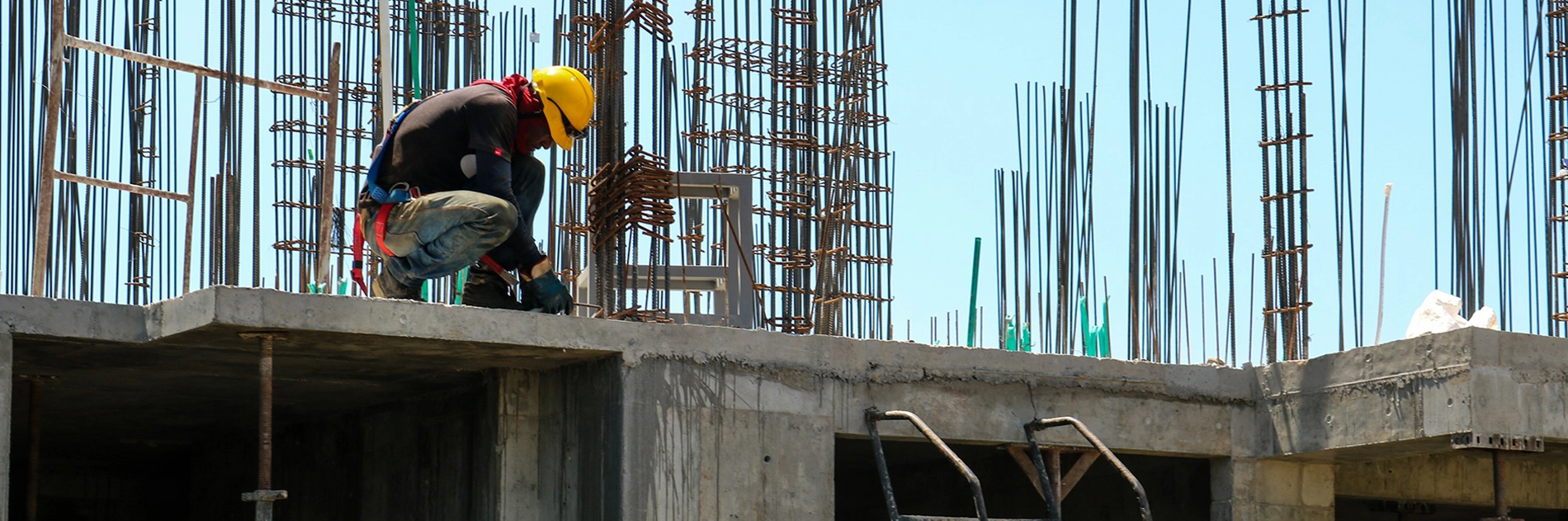 Trabajador de construcción laborando en la construcción de un edificio