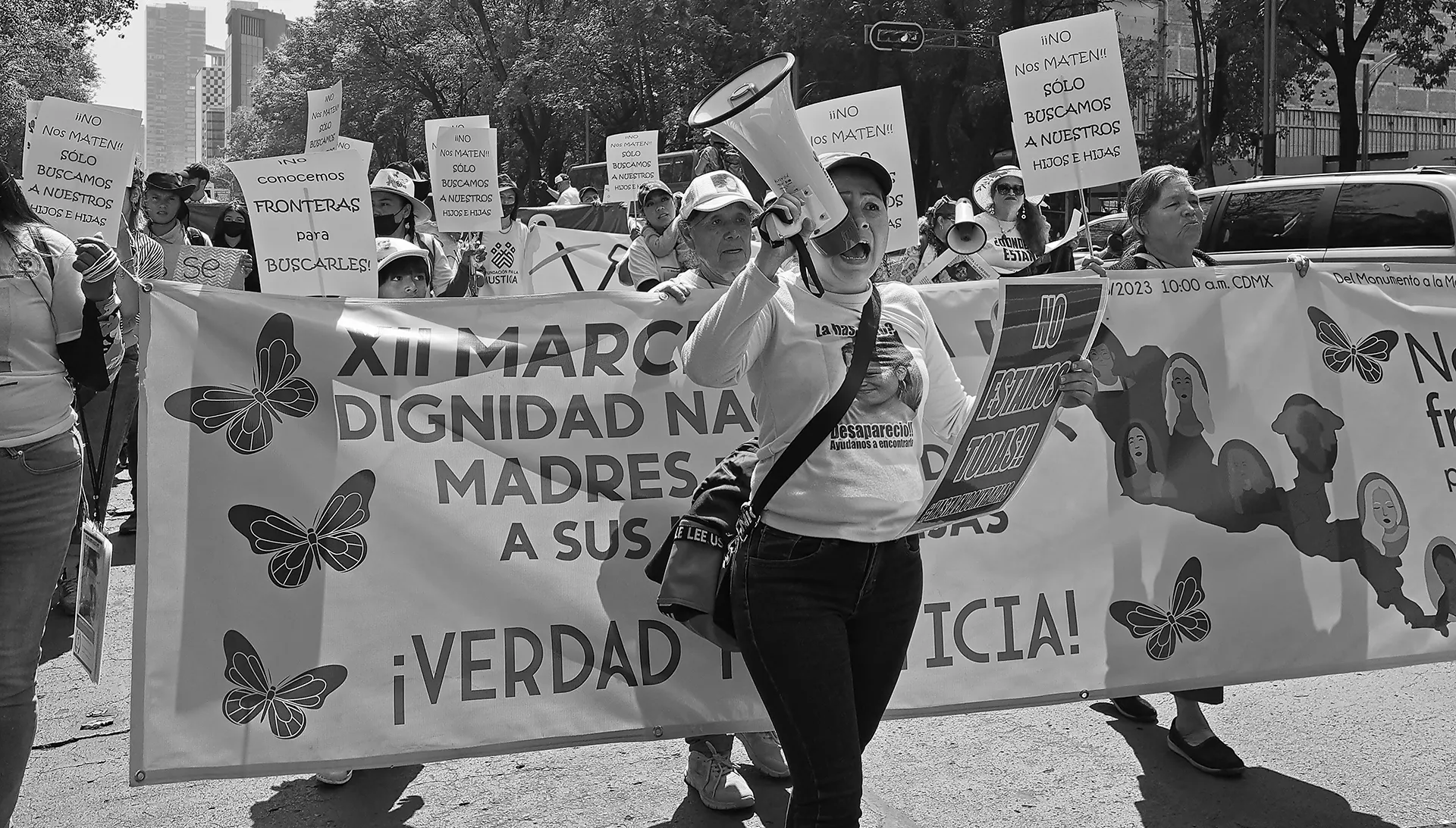 Manifestación de mujeres luchando por libertad de expresión